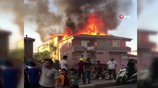 Sultanbeyli Battalgazi Mahallesi'nde bir apartmanın çatısı yanıyor. Olay yerine çok sayıda itfaiye ekibi sevk edildi.