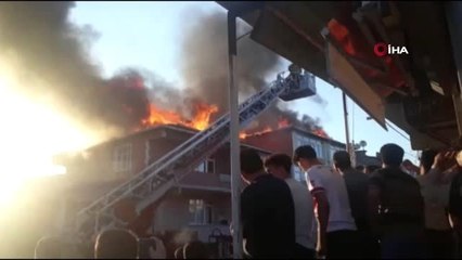 Sultanbeyli'de 2 binanın çatısı alev alev böyle yandı
