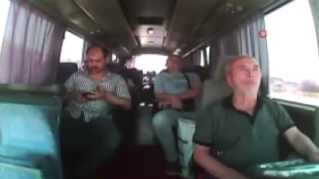 Minibüsün sıkıştırdığı işçi servisinin şarampole devrilme anı kamerada
