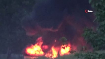 Sanayideki atıkları ateşe verip kaçtılar