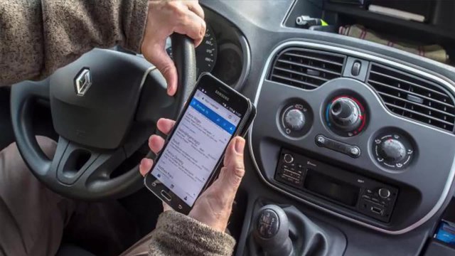 Data finds that Americans spend an hour on their phone while in the car