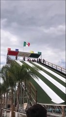 Elle va se prendre le plat de sa vie après une glissade sur un toboggan