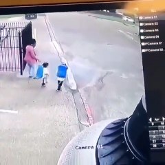 Deux enfants font une prise de catch à leur mère