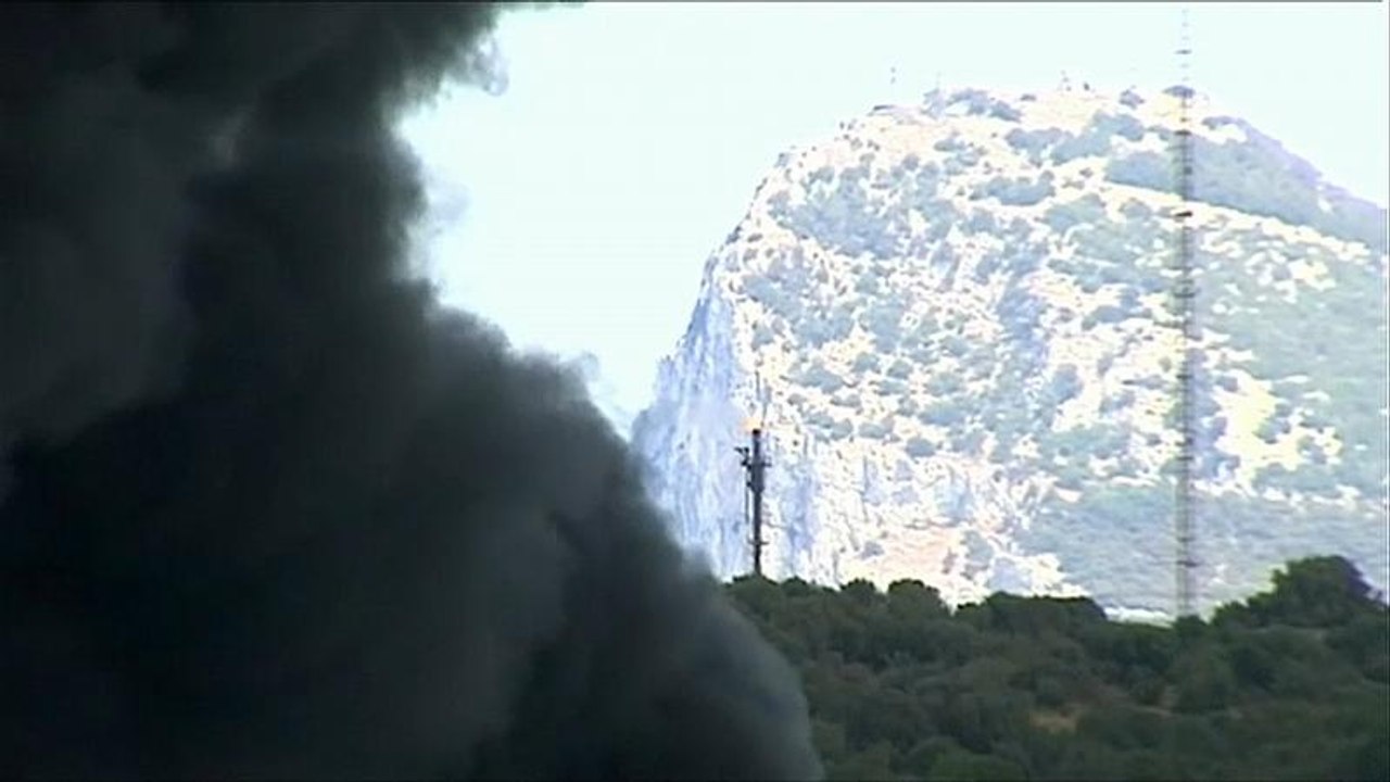 Acotado el incendio en una nave industrial de San Roque