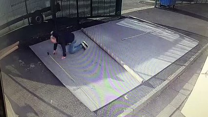 Surpris par le vent, cet homme a fini enroulé dans un tapis