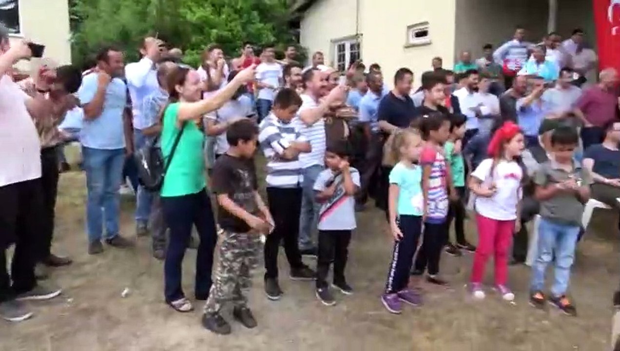 Dedeler torunlarıyla düşe kalka çuval yarışı yaptı