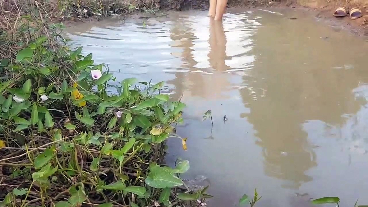 La technologie Primitive. Incroyable fille de la pêche