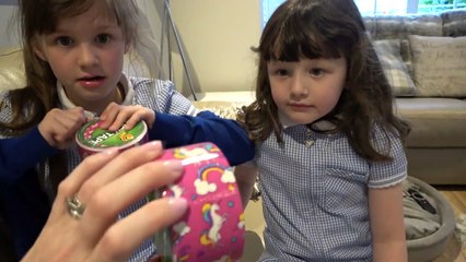 Sophia e Isabella Colando Fita Adesiva na Porta do Quarto da Alice - Brincadeiras e Diversão