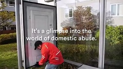 UNA PUERTA TE HACE VIVIR EL DRAMA DE LA VIOLENCIA CONTRA LAS MUJERES