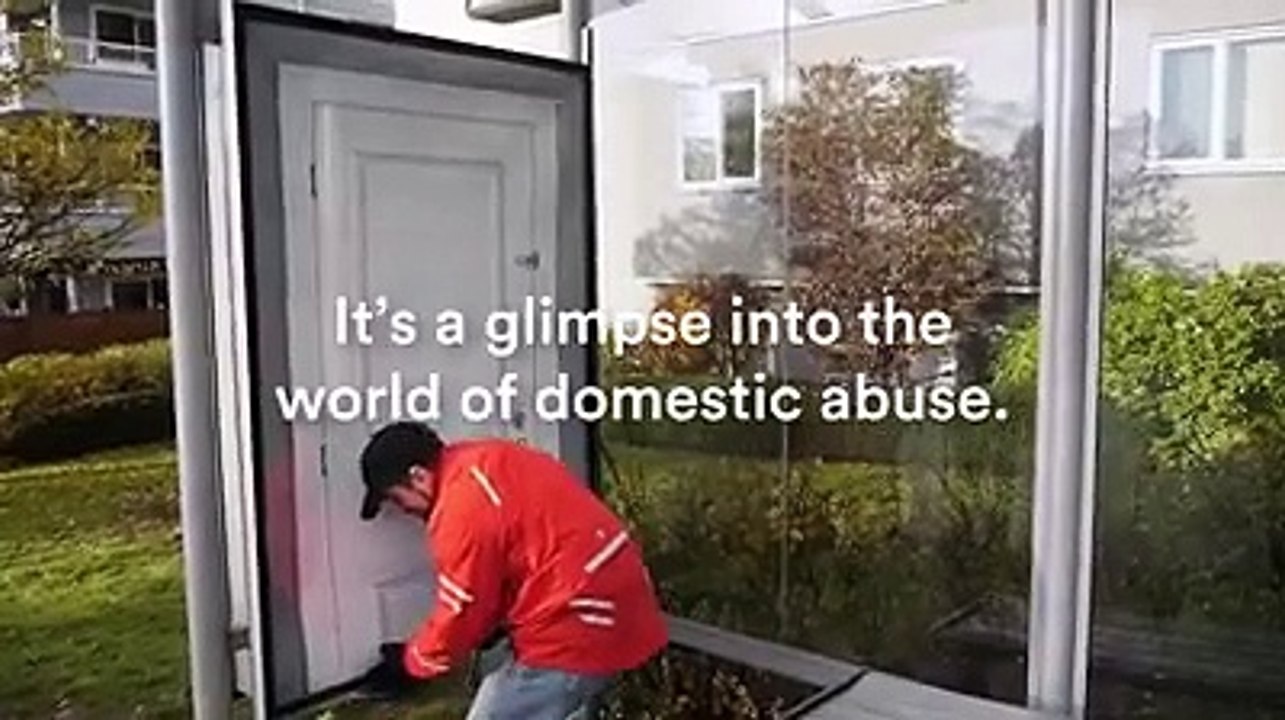 UNA PUERTA TE HACE VIVIR EL DRAMA DE LA VIOLENCIA CONTRA LAS MUJERES
