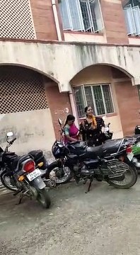 கோர்ட் வளாகத்தில் பெண்ணை தாக்கிய வழக்கறிஞர்-வீடியோ