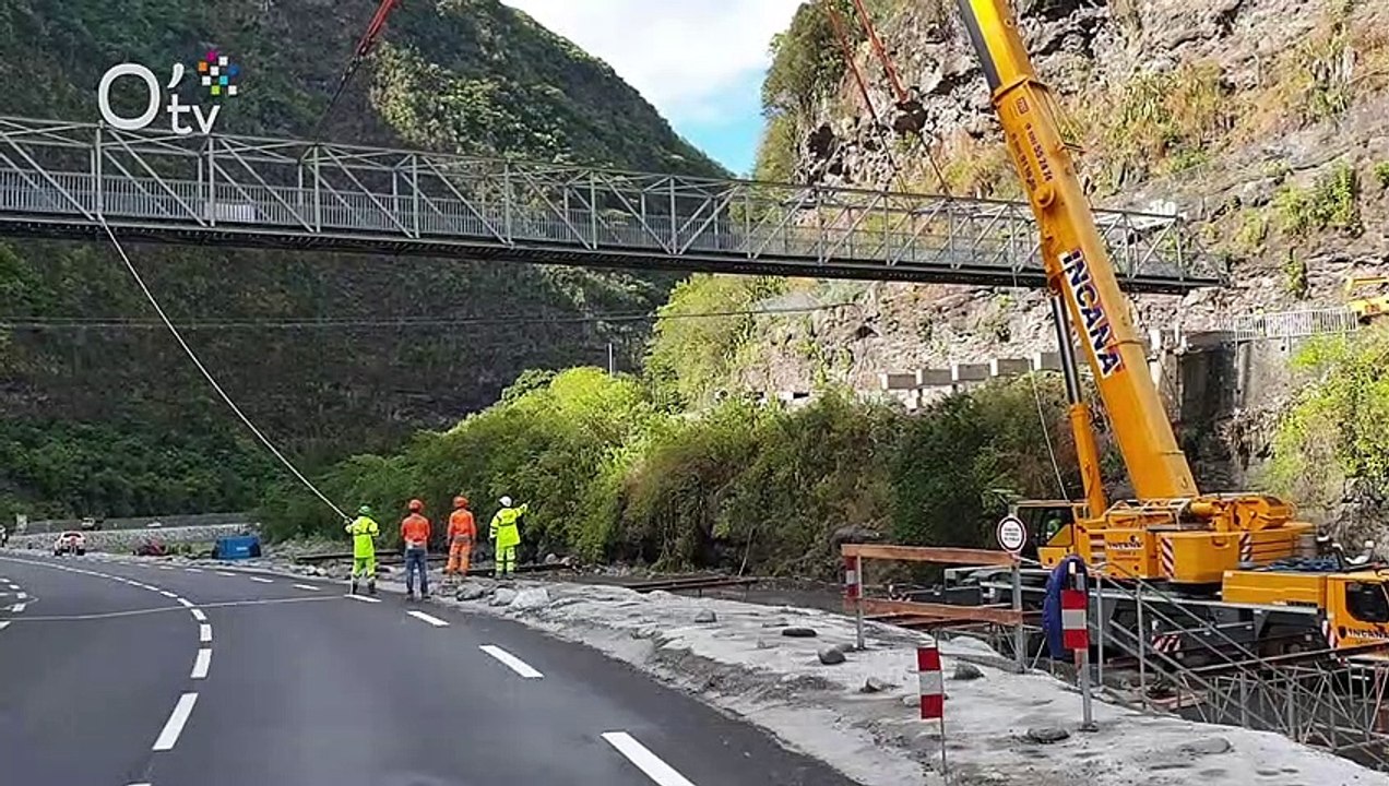 Dépose de la passerelle d' Ilet Furcy à Cilaos
