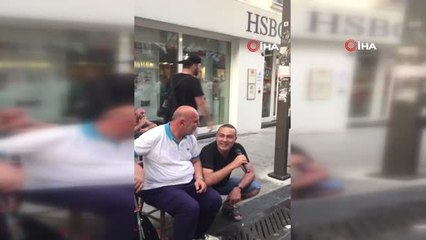 Mümin Sarıkaya'dan sevenlerine sokakta mini konser