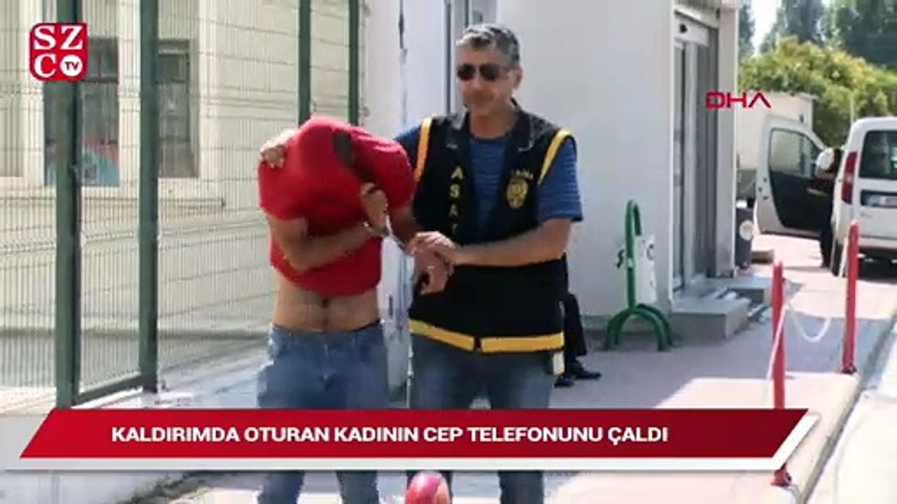 Kaldırımda oturan kadının cep telefonunu çaldı