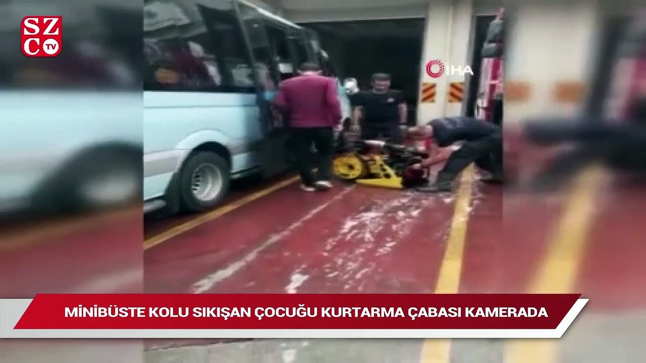 Minibüste kolu sıkışan çocuğu kurtarma çabası kamerada