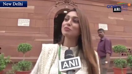 Nusrat jahan & mimi: நிருபர்களை பார்த்து கத்திய பெண் எம்.பி.க்கள்- வீடியோ