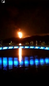 Torche de la Mède : une flamme impressionnante vue de Martigues