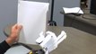 El sujeto amputado sostiene un cuaderno usando la prótesis de mano mioeléctrica con control de sinergia muscular