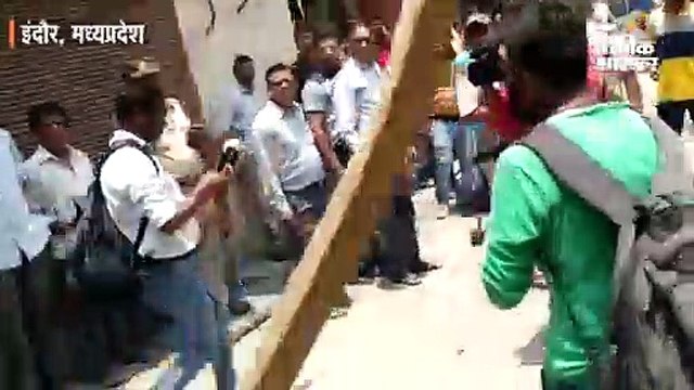 आकाश विजयवर्गीय ने निगम अधिकारी को बैट से पीटा