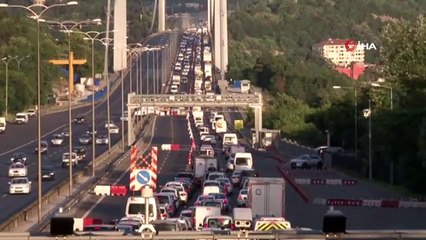 Metrobüs duraklarında yaya izdihamı yaşandı