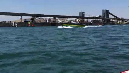 Les bateaux de Greenpeace bloquent l'accès aux quais