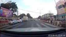 Chute d'un pylône électrique sur la route entre les voitures !