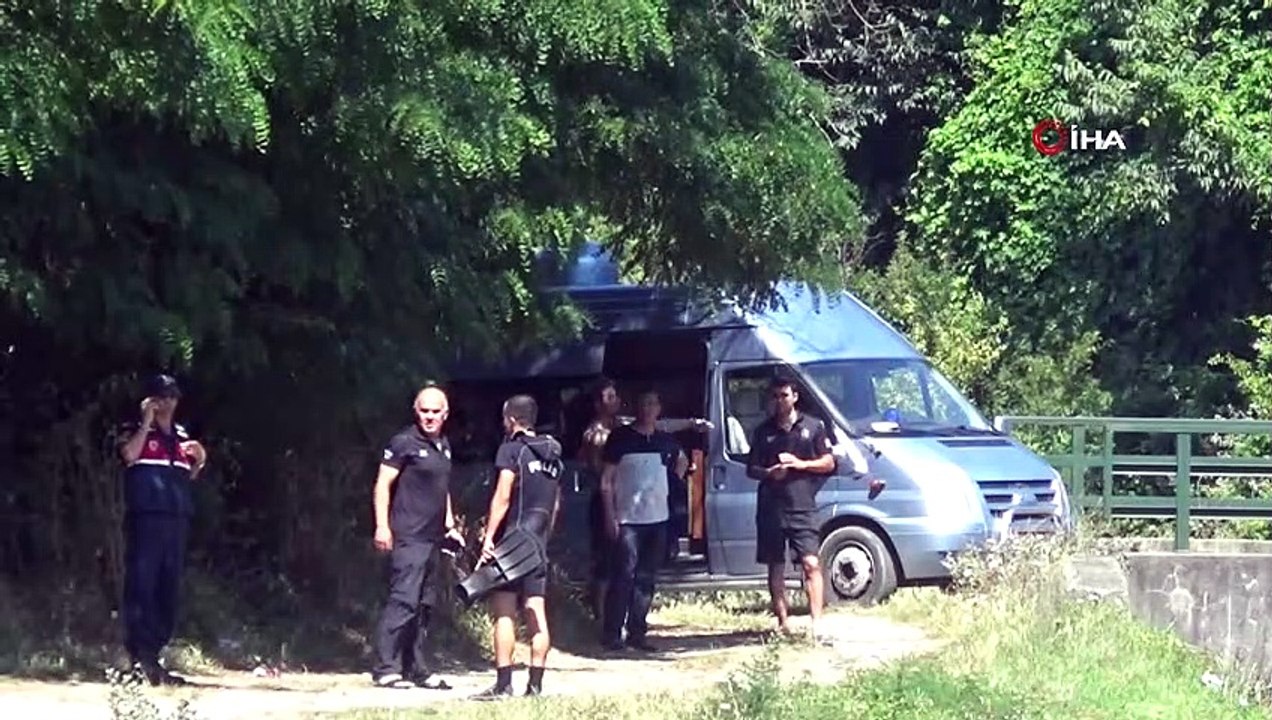 Yaşlı adam, yastık yünlerini yıkamak için su al...