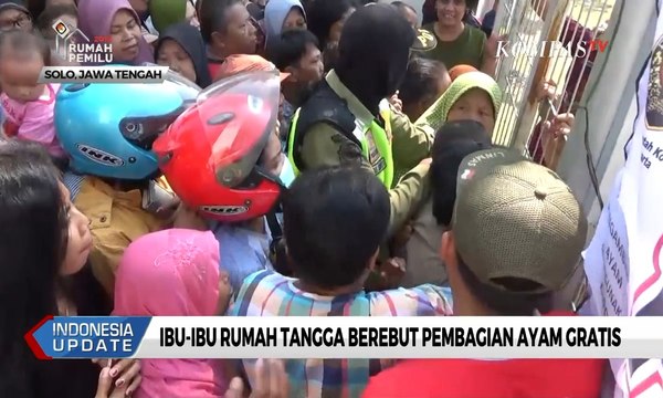 Ibu-Ibu Rumah Tangga Berebut Pembagian Ayam Gratis di Solo