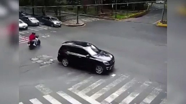 La increíble envolvente a dos ladrones que huían en moto