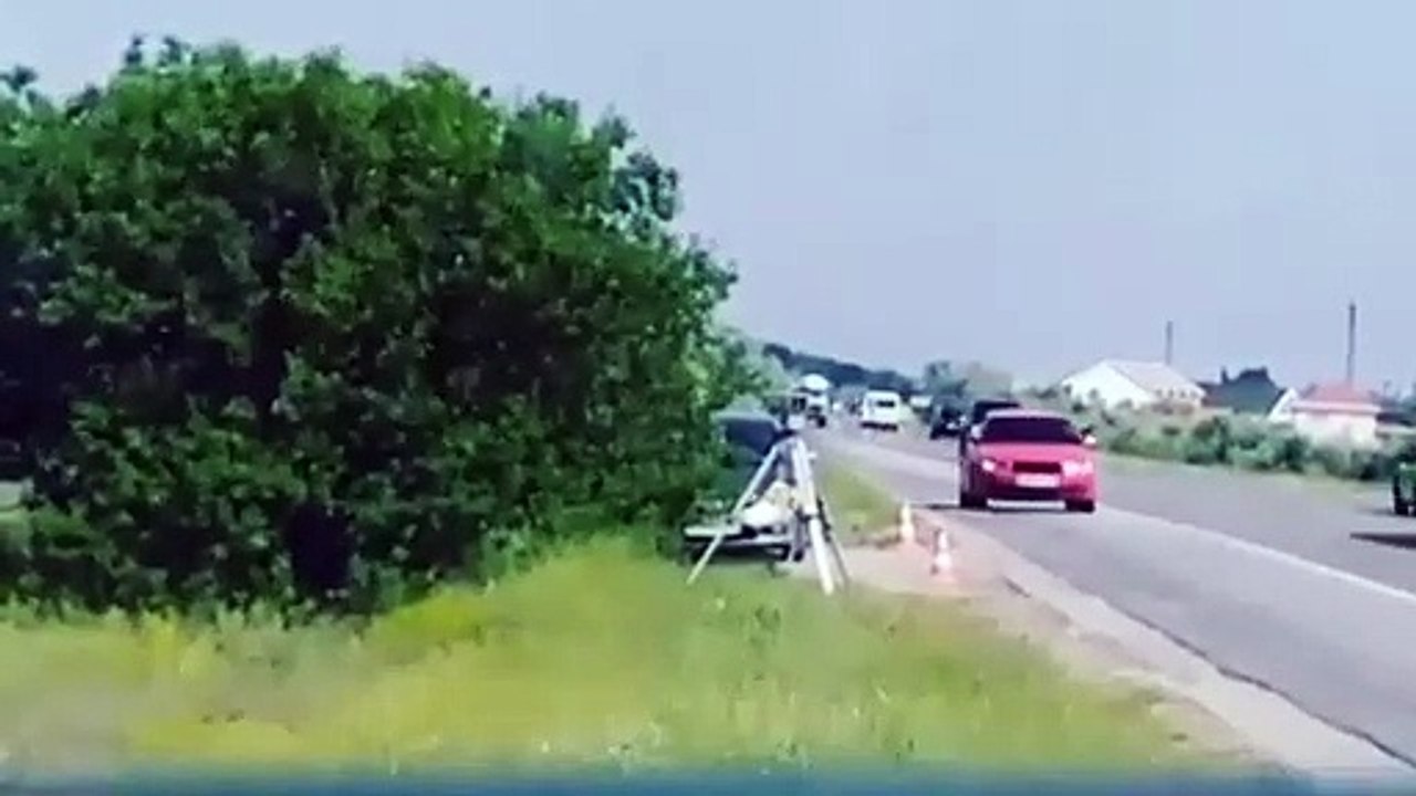 A forma como condutor lida com radar na estrada é brilhante...