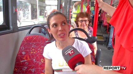 Report TV -Instrumentistët luajnë muzikë në urban, presin një orë