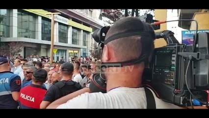 Report TV -Militantët e PD shtyhen me forcat e policisë në Durrës