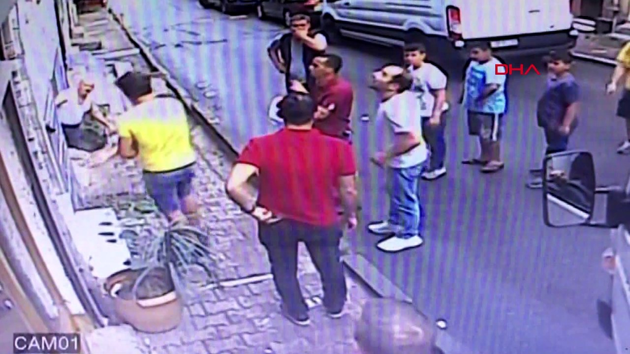 İkinci kattan düşen bebeği havada yakaladı