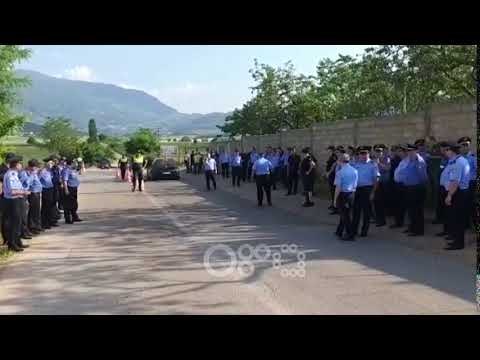 RTV Ora - Kukës ,kordoni i parë i policisë disa metra larg aeroportit