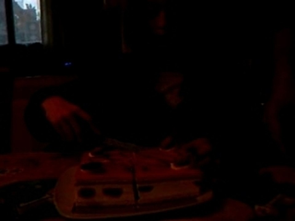 Celine coupe son premier gateau