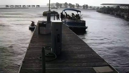 Des quais sont frappés par une tornade sur le lac Kentucky à Gilbertsville