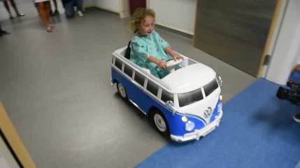 Seraing à l'hopital des bois de l'abbaye, les enfants vont en salle d'opération en voiture