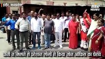 सड़क, पानी की समस्या काे लेकर रहवासियाें ने किया जाेन का घेराव, ननि और पार्षद के खिलाफ की नारेबाजी