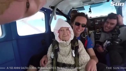 A 102 anni, una nonnina salta con il paracadute