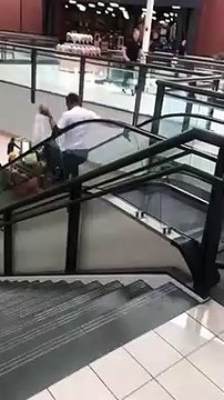 Un agent de sécurité tombe dans les escaliers en poursuivant un voleur !