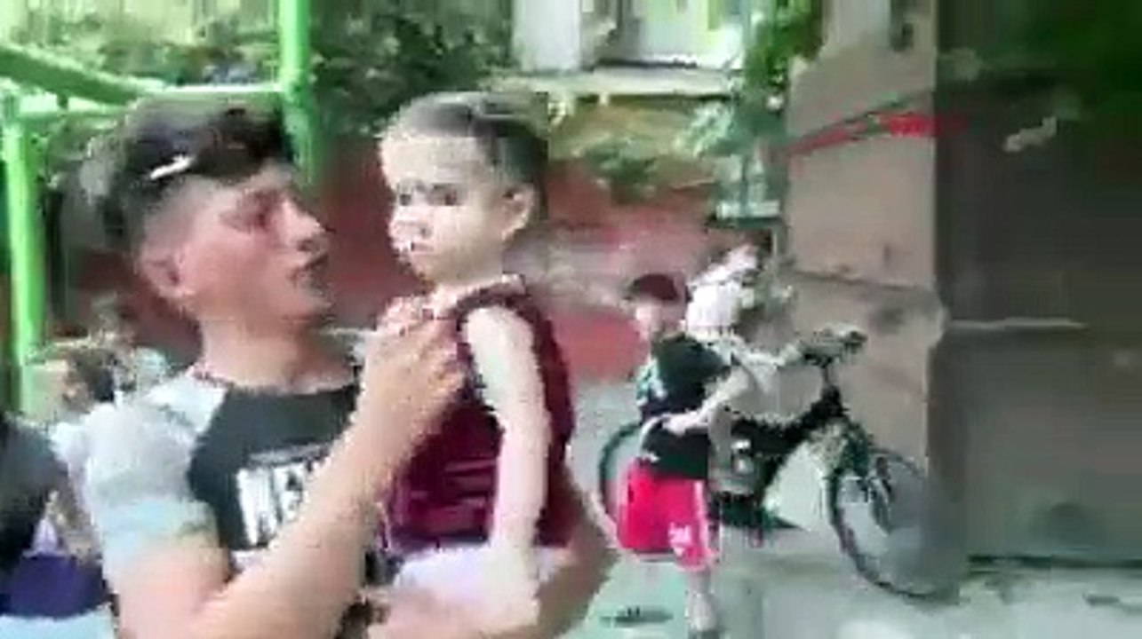 Camdan düşen bebeği havada yakaladı