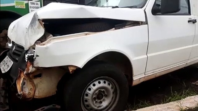 Criança fica ferida após forte batida entre carros