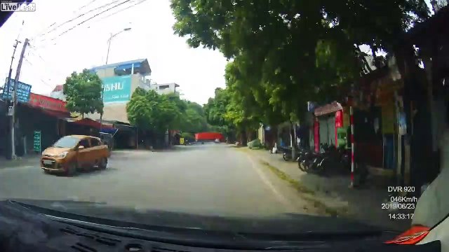 Dans un virage ce camion se retourne !