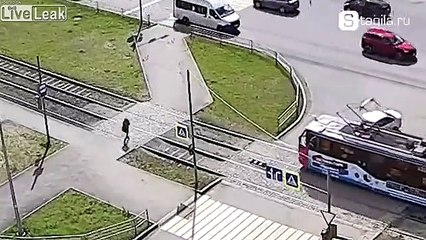 Assommé par un tramway en traversant sans regarder !