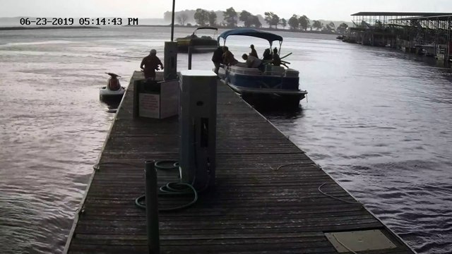 Une tornade détruit un port à quelques mètres de touristes qui débarquaient !