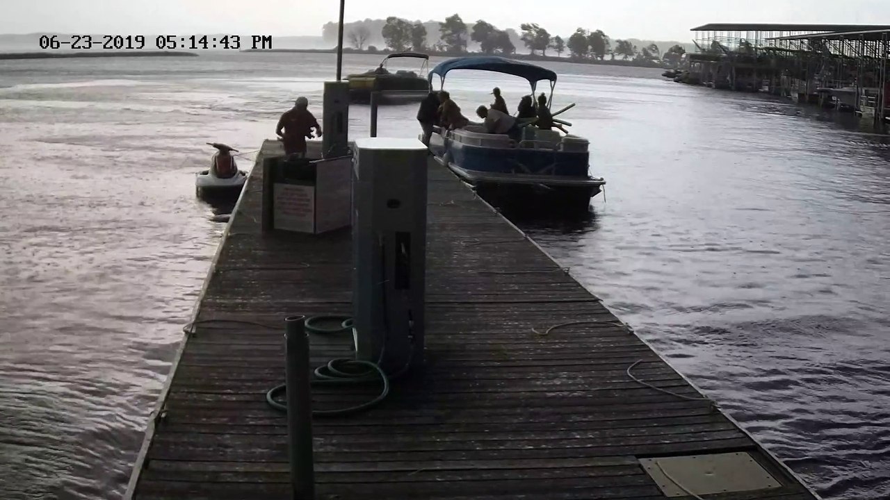 Une tornade détruit un port à quelques mètres de touristes qui débarquaient !