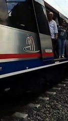 Marmaray arızalandı, vatandaşlar raylardan yürüdü