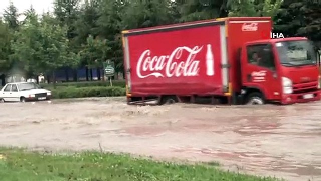 Eskişehir’de sağanak yağış sonucu yollar göle döndü