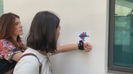 Escuchar el arte con el dedo: El MAXXI de Roma lanza guías de conducción ósea