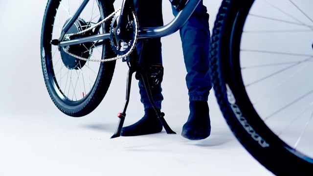 This e-bike combines modern tech with retro motorcycle design — Future Blink